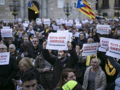 Decenas de personas entre los concentrados en la plaza Sant Jaume