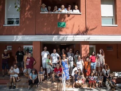 Vecinos de Rivas Vaciamadrid posan en las viviendas en las que van a instalar placas fotovoltaicas para autoconsumo colectivo.