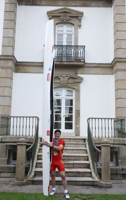 David Cal, en la escalera del Pazo de Turismo Rías Baixas de Pontevedra.