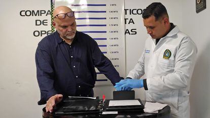 Un funcionario registra las huellas digitales de Salvatore Mancuso, este martes en Bogotá.