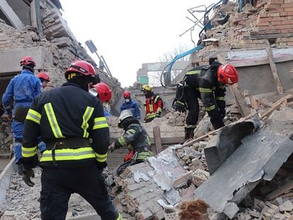 Un equipo de rescatistas trabaja en un edificio dañado por un ataque con drones, este miércoles por la mañana en Kiev.