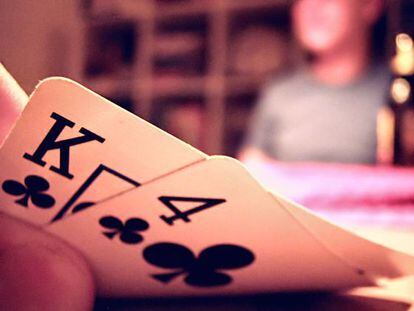 En la modalidad Texas hold'em del póquer, los jugadores juegan con dos cartas ocultas y el resto descubiertas.