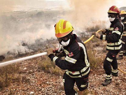 Bomberos en el incendio de Beneixama (Alicante). En vídeo, estabilizado el incendio de Beneixama.