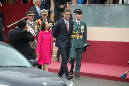 Los Reyes presiden el desfile del 12 de octubre, en el paseo de la Castellana. El presidente del gobierno, Pedro Sanchez y la ministra de defensa, Margarita Robles. 