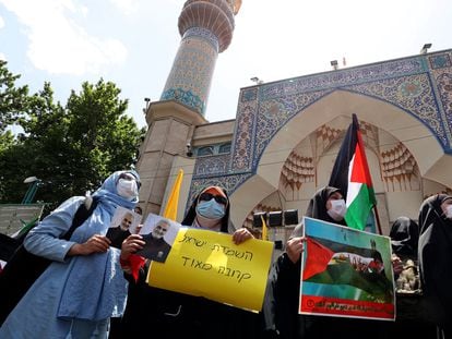 Manifestación de condena a los bombardeos israelíes sobre Gaza, en Teherán, este martes.