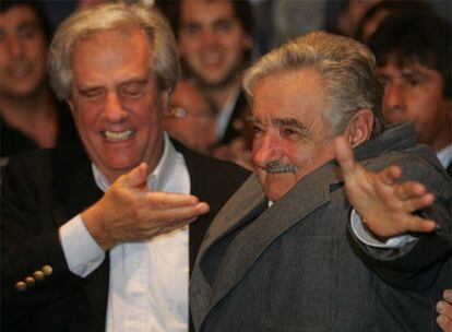 José Mujica, a la derecha, recibe las felicitaciones del presidente saliente, Tabaré Vázquez.