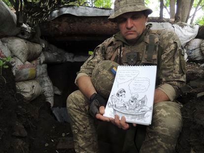 Ruslan Pijota, con una de las ilustraciones que realiza en una trinchera, en la provincia de Járkov.