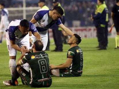 Los jugadores de San Jorge de Tucumán se niegan a jugar ante Alvarado de Mar del Plata, disconformes con el arbitraje.