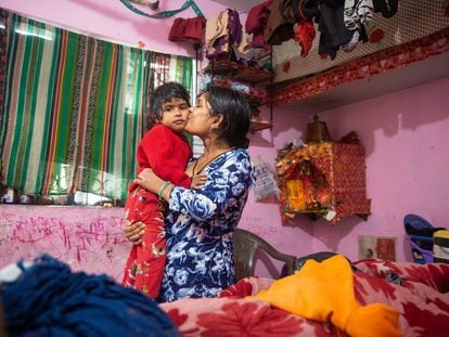 En esta imagen del archivo de la Fundación Gates, Sangam comparte un momento con su hija, Ishika Kumari, en su vivienda de una habitación en una colonia de reasentamiento en la región sureste de Nueva Delhi (India), el 19 de febrero de 2021. Sangam completa sus tareas domésticas antes de irse a enseñar en el centro educativo local.