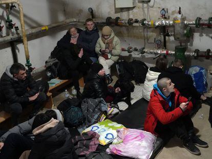 Un grupo de personas se refugia en el metro de Kiev durante los bombardeos de la noche del jueves.