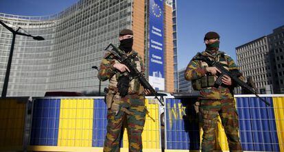 Dos soldados patrullan las inmediaciones de la Comisi&oacute;n, en Bruselas.
