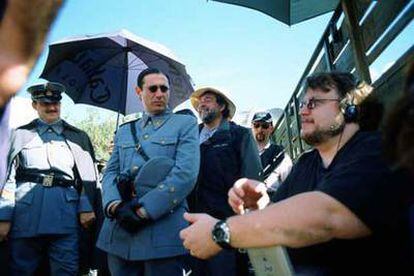 Guillermo del Toro, durante una de las jornadas de trabajo con Sergi López, actores y miembros del equipo de <i>El laberinto del fauno.</i>