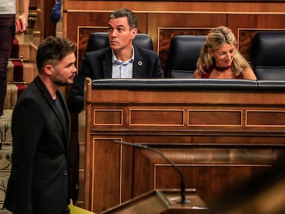 El portavoz de ERC en el Congreso, Gabriel Rufián, pasa por delante del presidente Sánchez.