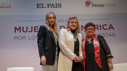 La moderadora Valeria Santos junto a Ana María Salazar y Ernestina Godoy en el diálogo 'Mujeres de América por los derechos y el bienestar' este miércoles en Ciudad de México.