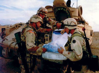 Fotografía proporcionada por el Ejército de EE UU con soldados de la 101ª División Aerotransportada consultando un mapa con la ayuda de un GPS durante la guerra del Golfo (1990-1991).
