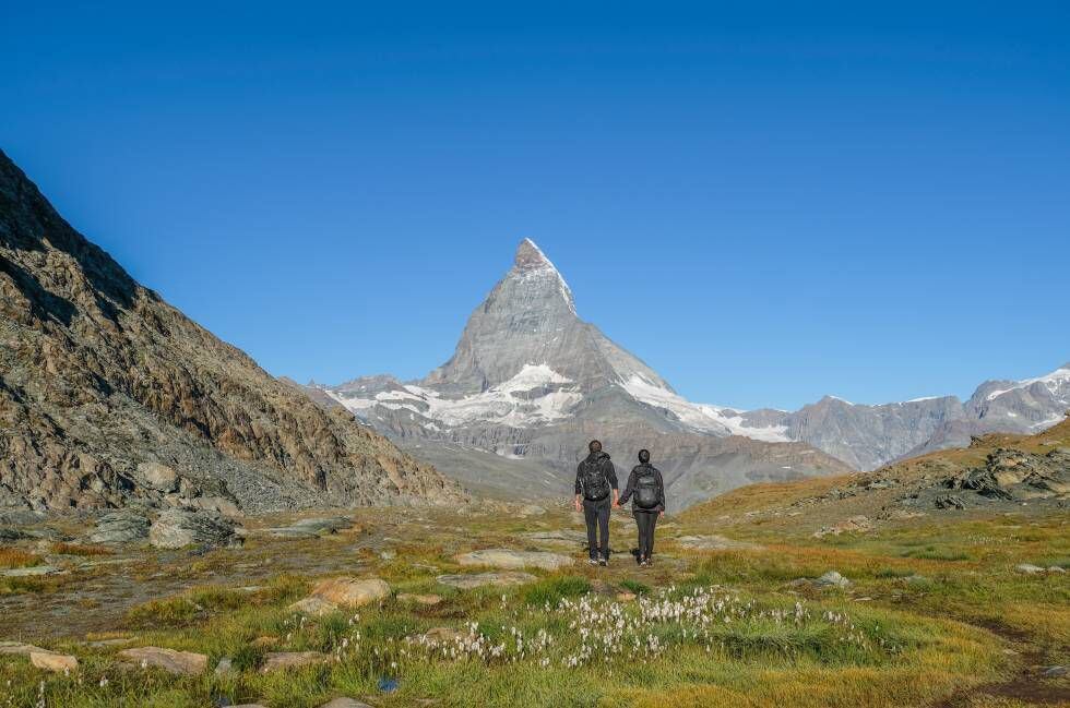 Vanessa Santiago y Roger Carles en Suiza, con el Matterhorn al fondo.