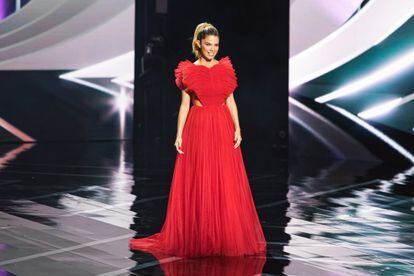 La actriz Juana Acosta, en el escenario de los premios Platino, el 3 de octubre de 2021 en Madrid.