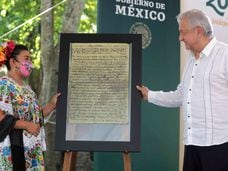 Ana Karen Dzib Poot, Representante del Pueblo Maya, y Andrés Manuel López Obrador, Presidente de México, durante la "Petición de perdón por agravios al pueblo maya". En video, el acto oficial.