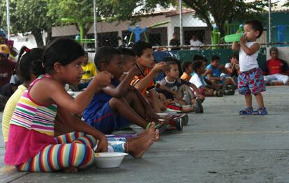 Niños colombianos en refugios en la frontera con Venezuela.