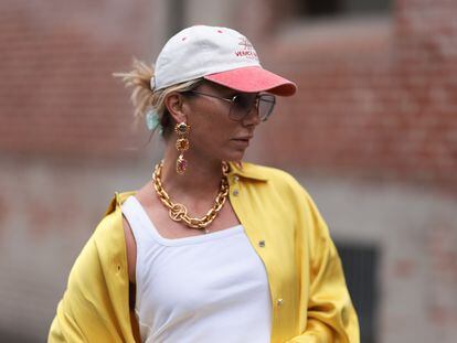 Karin Teigl con joyas chunky en la semana de la moda de Copenhague Primavera/Verano 2024 (Foto de Jeremy Moeller/Getty Images)