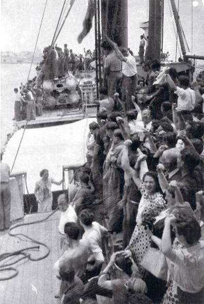 Un grupo de exiliados llega al puerto mexicano de Veracruz en el barco Vapor Flandes.