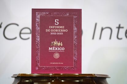 Book with the text of the fifth report of the Government of López Obrador.