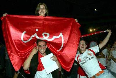 Los aficionados del Sevilla festejan el mayor éxito de su club.