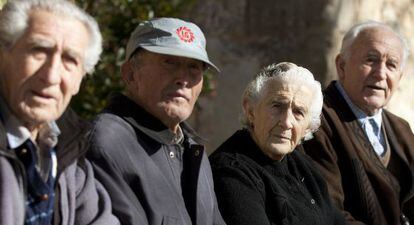 Varios ancianos de Olmeda de la Cuesta (Cuenca).