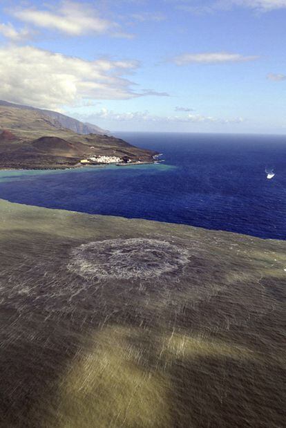La mancha de lava procedente del volcán submarino se expande al sur de la isla de El Hierro (Canarias). Imagen obtenida el pasado domingo y facilitada por la Guardia Civil.