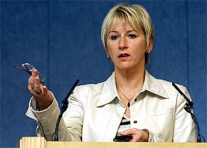 La comisaria europea de Medio Ambiente, Margot Wallström, durante la rueda de prensa de ayer en Bruselas.