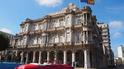 El histórico edificio de la embajada de España en La Habana, en la calle Zulueta, muy cerca del Malecón.