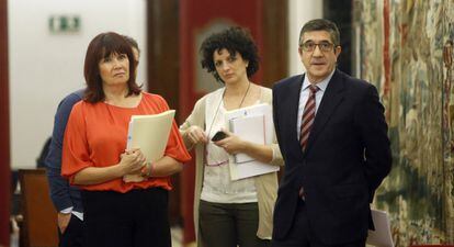 El presidente del Congreso, Patxi López, con su jefa de gabinete y la presidenta del PSOE.