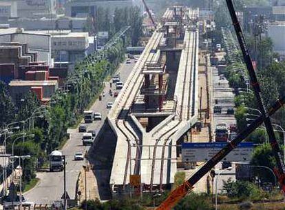 Viaducto del metro a su paso por la calle A de la Zona Franca.