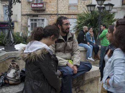 Un grupo de j&oacute;venes en paro, en una plaza de Ja&eacute;n.