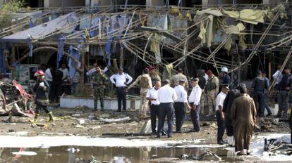 Policía y bomberos iraquíes en la escena de un atentado en Bagdad.