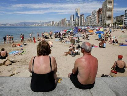  Turistas en la playa de Benidorm (Alicante)