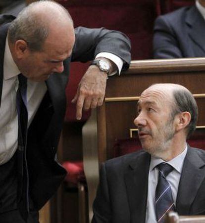 Rubalcaba (derecha) y Chaves, hoy en el Congreso.