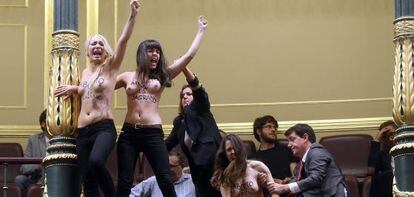 Las activistas de Femen durante la protesta en el Congreso. 