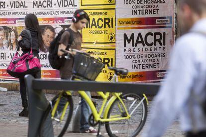 Una calle de Buenos Aires, este viernes. A las 8 de la mañana comenzó el tiempo de reflexión y ya no se pueden pegar más carteles de propaganda.