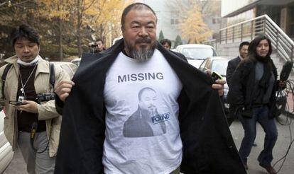Ai Weiwei, tras comparecer ante las autoridades fiscales.