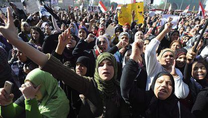 Mujeres egipcias gritan esl&oacute;ganes durante una manifestaci&oacute;n en condena del uso de la violencia contra las mujeres activistas por parte del Ej&eacute;rcito, en El Cairo.