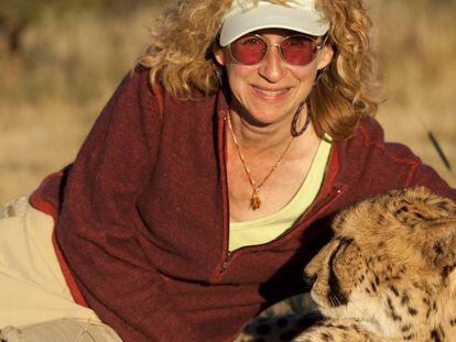Sy Montgomery, en Kenia con un guepardo.