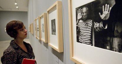 Una visitante en la exposición de fotografías en el Museo Picasso.