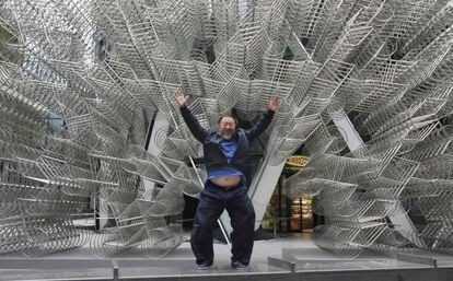 El artista Ai Weiwei junto a su escultura, 'Forever'.