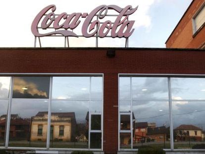 La factoría de Asturbega en Colloto, una de las plantas que cierra Coca-Cola