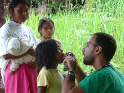 A la derecha, el médico Carlos Chaccon examina a una menor de la comunidad indígena Pemón de Mawayen cerca al río Caroní, en la frontera entre Venezuela y Brasil.