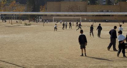 Un grupo de ni&ntilde;os juegan al f&uacute;tbol en el colegio Altair de Sevilla.