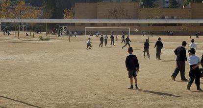 Un grupo de ni&ntilde;os juegan al f&uacute;tbol en el colegio Altair de Sevilla.