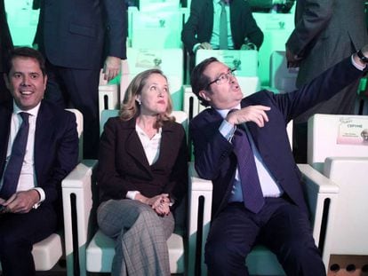 Desde la izquierda, Gerardo Cuerva, presidente de Cepyme; Nadia Calviño, ministra de Economía; y Antonio Garamendi, presidente de CEOE. En vídeo, declaraciones de Calviño.