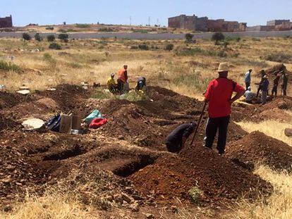 Trabajadores cavaban fosas en un descampado del cementerio Sidi Salem de Nador, este domingo, en una imagen a la que ha tenido acceso EL PAÍS.